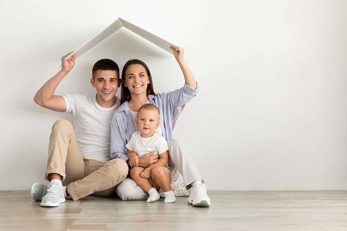 Familia feliz, contenta con los servicios prestados por la aseguradora.